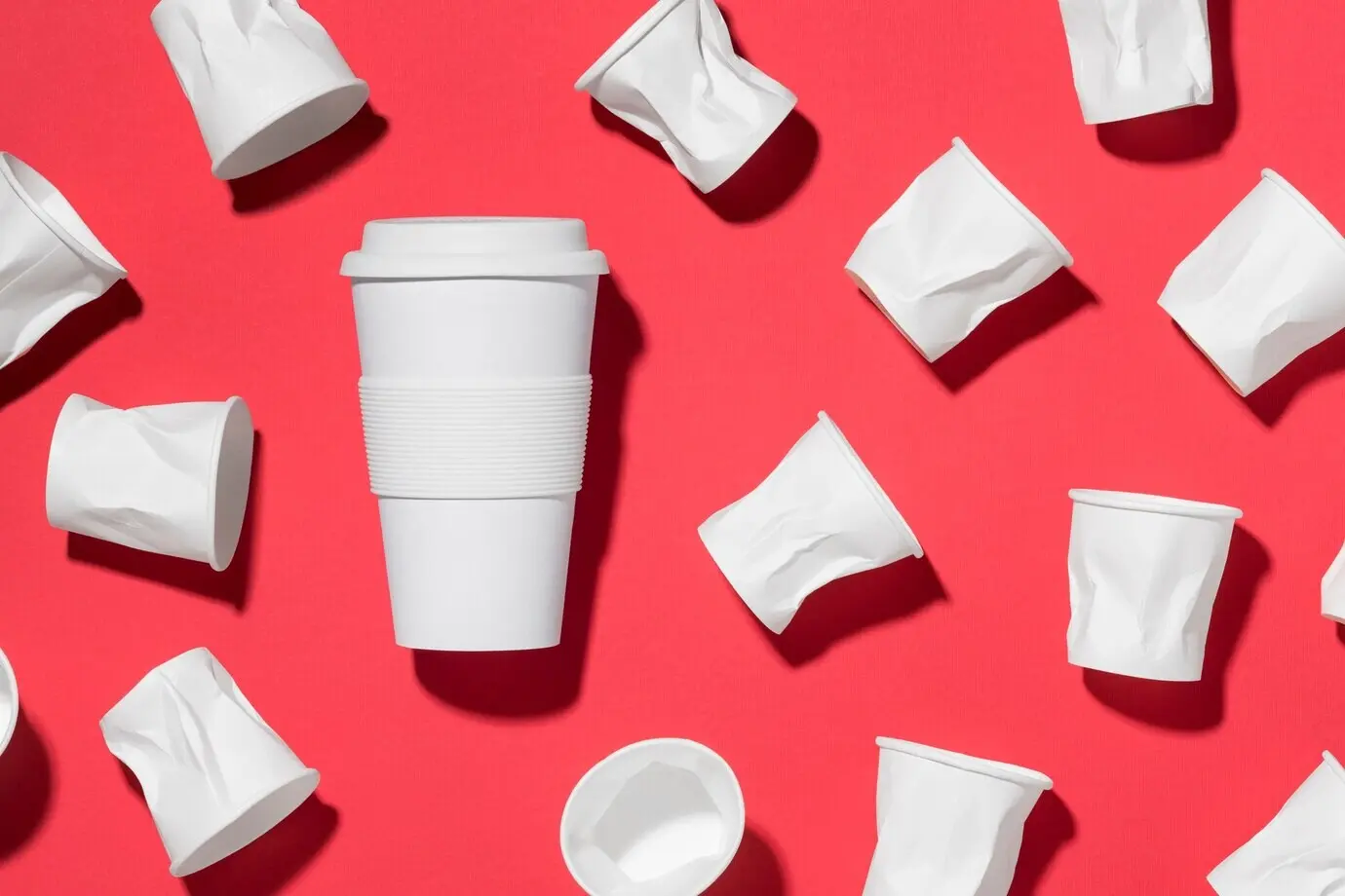 Conjunto de vasos de plástico sobre la mesa