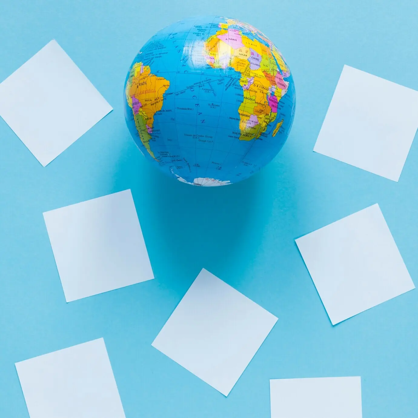 Vista cenital de un globo terráqueo con papel